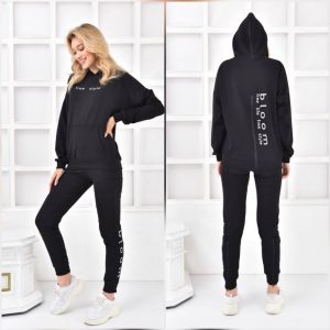 Trening dama Embody Free Negru este decorat cu imprimeu Free Style. Treningul iti va oferi confortul si libertatea de miscare de care ai nevoie, dar in acelasi timp un look de invidiat.