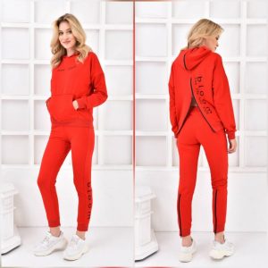 Trening dama Embody Free Rosu este decorat cu imprimeu Free Style. Treningul iti va oferi confortul si libertatea de miscare de care ai nevoie, dar in acelasi timp un look de invidiat.
