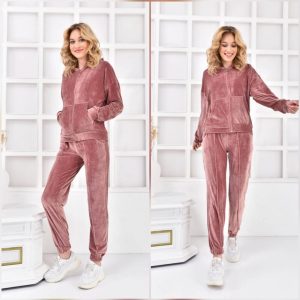 Trening dama roz gluga catifea este format din pantaloni lungi, bluza cu gluga si inchidere fermoar. Este confectionat din catifea placuta la atingere si este un must have in garderoba din acest sezon.
