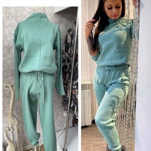Trening dama tricot verde este realizat din tricot de calitate, moale la atingere si format din 2 piese: bluza cu guler inalt si pantaloni cu buzunare laterale si siret in talie.