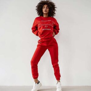 Trening BULLS bumbac Rosu este format din bluza cu maneca lunga, gluga si elastic in talie. Pantalonii lungi sunt cu elastic in talie. Este ideal pentru sezonul rece de toamna- iarna.