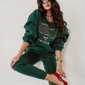 Trening BULLS bumbac Verde este format din bluza cu maneca lunga, gluga si elastic in talie. Pantalonii lungi sunt cu elastic in talie. Este ideal pentru sezonul rece de toamna- iarna.
