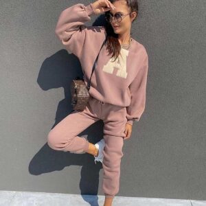 Trening bumbac A-team Roz Pudrat este format din bluza cu maneca lunga, gluga si siret in talie. Pantalonii lungi sunt cu siret in talie. Este ideal pentru sezonul rece de toamna- iarna.