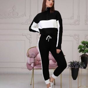 Compleu cu Fermoar Tricot Alb/Negru din tricot gros. Compleu compus din pulover cu fermoar și pantaloni lungi. Este cochet și versatil în ținute moderne.