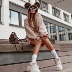 Hanorac lung oversize cu gluga Crem confecționat din bumbac calitate premium. Iti oferă confortul termic în sezonul rece, fiind potrivit în ținute moderne.