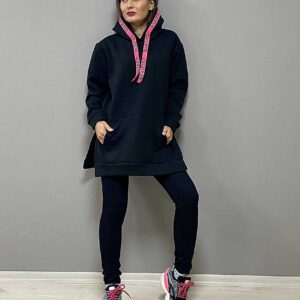 Hanorac Lung cu Buzunar Negru confecționat din bumbac vătuit. Esti friguroasă dar îți place să fii la moda, alege acest hanorac cool!