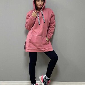 Hanorac Lung cu Buzunar Roz Prafuit confecționat din bumbac vătuit. Esti friguroasă dar îți place să fii la moda, alege acest hanorac cool!