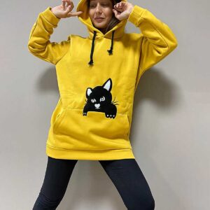 Hanorac Oversize Vatuit Pisica Galben confecționat din bumbac vătuit. Esti friguroasă dar îți place să fii la moda, alege acest hanorac versatil!