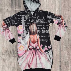 Hanorac gros vatuit imprimeu Fantasy este confecționat din bumbac vatuit de calitate superioară. Iți oferă confortul termic necesar în sezonul rece.