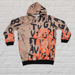 Hanorac Gros Vatuit Litere Bej este confecționat din bumbac vatuit de calitate superioară. Iți oferă confort termic sporit în sezonul rece.