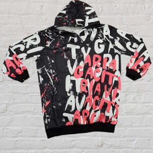 Hanorac Gros Vatuit Litere Negru este confecționat din bumbac vatuit de calitate superioară. Iți oferă confort termic sporit în sezonul rece.