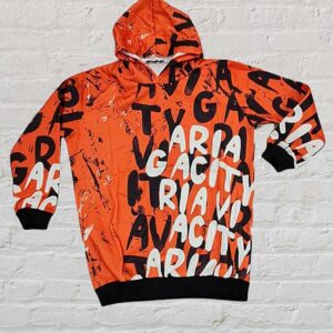 Hanorac Gros Vatuit Litere Portocaliu este confecționat din bumbac vatuit de calitate superioară. Iți oferă confort termic sporit în sezonul rece.