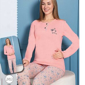 Pijama Dama Roz Piersica Vatuita din bumbac gros. Setul conține bluză pantaloni lungi cu imprimeu. Este lejeră și potrivită pentru vremea rece.