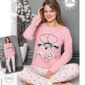 Pijama Dama Vatuita Pink Heart din bumbac gros. Setul conține bluză și pantaloni lungi cu imprimeu vesel. Este lejeră, perfectă pentru sezonul rece.