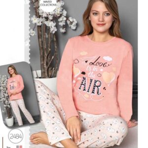 Pijama Dama Vatuita Love din bumbac gros. Setul conține bluză pantaloni lungi cu imprimeu. Este confortabila și potrivită pentru sezonul rece.