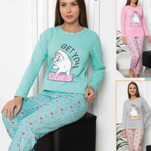 Pijama Femei Vatuita 2 Piese Turcoaz din bumbac gros. Setul conține bluză și pantaloni lungi cu imprimeu cool, este perfecta pentru zile leneșe.