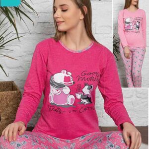Pijama Femei Vatuita Good Morning Fucsia din bumbac gros. Setul conține bluză și pantaloni lungi cu imprimeu cool. Alege confortul în culori vibrante!