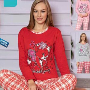 Pijama Femei Vatuita Kitten Rosu din bumbac gros. Setul conține bluză și pantaloni lungi cu imprimeu cool. Alege confortul în culori vibrante!