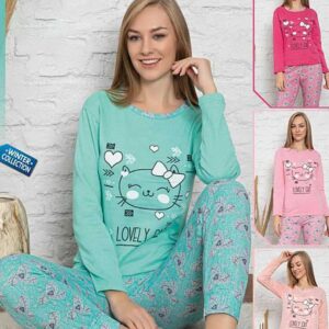 Pijama Femei Vatuita Pisica Turcoaz din bumbac gros. Setul conține bluză și pantaloni lungi cu imprimeu cool, este perfecta pentru zile leneșe.