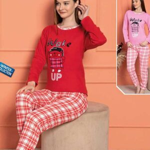 Pijama Femei Vatuita Wake Up Rosu din bumbac gros. Setul conține bluză și pantaloni lungi cu imprimeu cool. Alege confortul în culori vibrante!