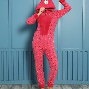 Pijama Salopeta Cocolino Fucsia este foarte pufoasa. Salopeta are glugă și imprimeu, este potrivită pentru serile răcoroase. Relaxează-te cu stil!