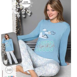 Pijama Dama Vatuita Clouds Bleu din bumbac gros. Setul conține bluză și pantaloni lungi cu imprimeu. Este confortabila și potrivită pentru sezonul rece.