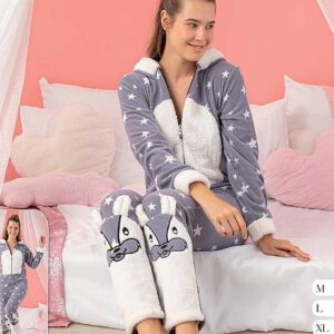 Pijama Salopeta Cocolino Gri pufoasă și moale la atingere. Salopeta are glugă și imprimeu, este potrivită pentru a asigura confortul termic.