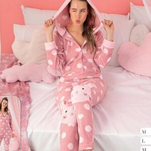 Pijama Salopeta Cocolino Roz pufoasă și moale la atingere. Salopeta are glugă și imprimeu, este potrivită pentru a asigura confortul termic.