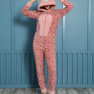 Pijama Salopeta Cocolino Roz Pudra moale la atingere. Salopeta are glugă și imprimeu, este potrivită pentru serile răcoroase. Relaxează-te cu stil!