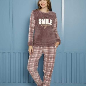 Pijama Cocolino Carouri Maro foarte pufoasă și moale la atingere. Este potrivită pentru persoanele friguroase și iubitoare de confort.