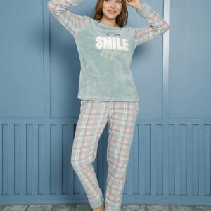 Pijama Cocolino Carouri Pastel foarte pufoasă și moale la atingere. Este potrivită pentru persoanele friguroase. Alege confortul în culori pastel!