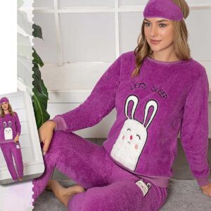 Pijama Cocolino Dama Mov foarte pufoasă și moale la atingere. Este potrivită pentru persoanele friguroase. Alege confortul în culori moderne!