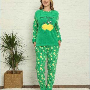 Pijama Cocolino Lamai Verde foarte pufoasă și moale la atingere. Este potrivită pentru persoanele vesele și iubitoare de confort.