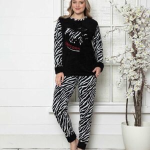 Pijama Cocolino Zebra Negru foarte pufoasă și moale la atingere. Este potrivită pentru persoanele friguroase. Alege confortul în imprimeuri moderne!