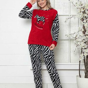Pijama Cocolino Zebra Rosu foarte pufoasă și moale la atingere. Este potrivită pentru persoanele friguroase. Alege confortul în imprimeuri moderne!