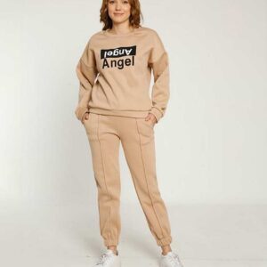 Trening Dama Vatuit Angel Bej este format din bluza cu maneca lunga, pantaloni lungi cu elastic la gleznă. Alege si tu confortul la preturi competitive!