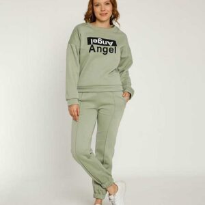 Trening Dama Vatuit Angel Verde este format din bluza cu maneca lunga, pantaloni lungi cu elastic la gleznă. Alege confortul la preturi competitive!