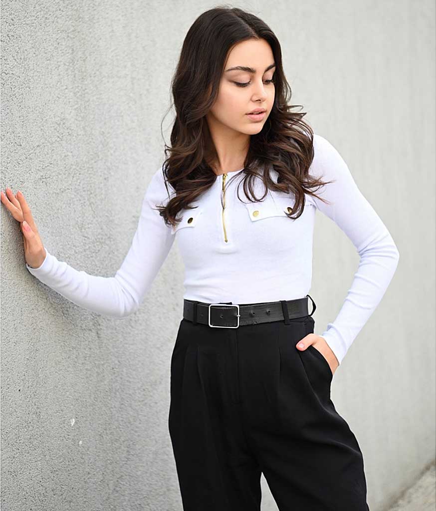 Bluza basic cu fermoar Alb din bumbac striat tetra. Etaleaza-ți feminitatea cu bun gust! Alege culoarea preferata si simte-te sexy!