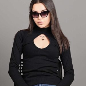 Bluza cu decupaj in fata Negru din bumbac cu guler si decolteu adanc. Alege sa fii moderna si feminina! Calitate la preturi competitive!