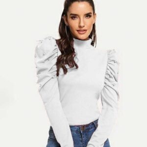 Bluza eleganta cu perle Alb din bumbac tetra. Bluza are umeri bufanti cu aplicatii elegante din perle. Etaleaza-ți feminitatea cu bun gust!