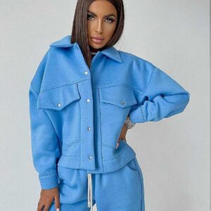 Compleu Casual Vatuit Bleu este fabricat din bumbac vătuit. Acest compleu cu jacheta stil camasa și pantalonii lungi lejeri este calduros si modern.
