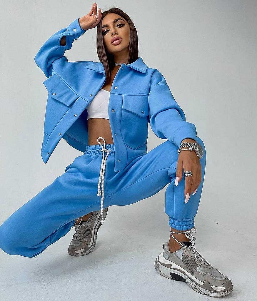 Compleu Casual Vatuit Bleu este fabricat din bumbac vătuit. Acest compleu cu jacheta stil camasa și pantalonii lungi lejeri este calduros si modern.