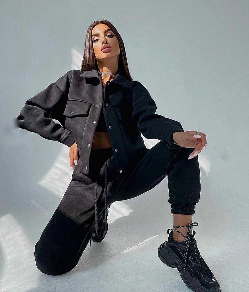 Compleu Casual Vatuit Negru este fabricat din bumbac vătuit. Jacheta stil camasa și pantalonii lungi lejeri iti vor asigura confortul termic în sezonul rece