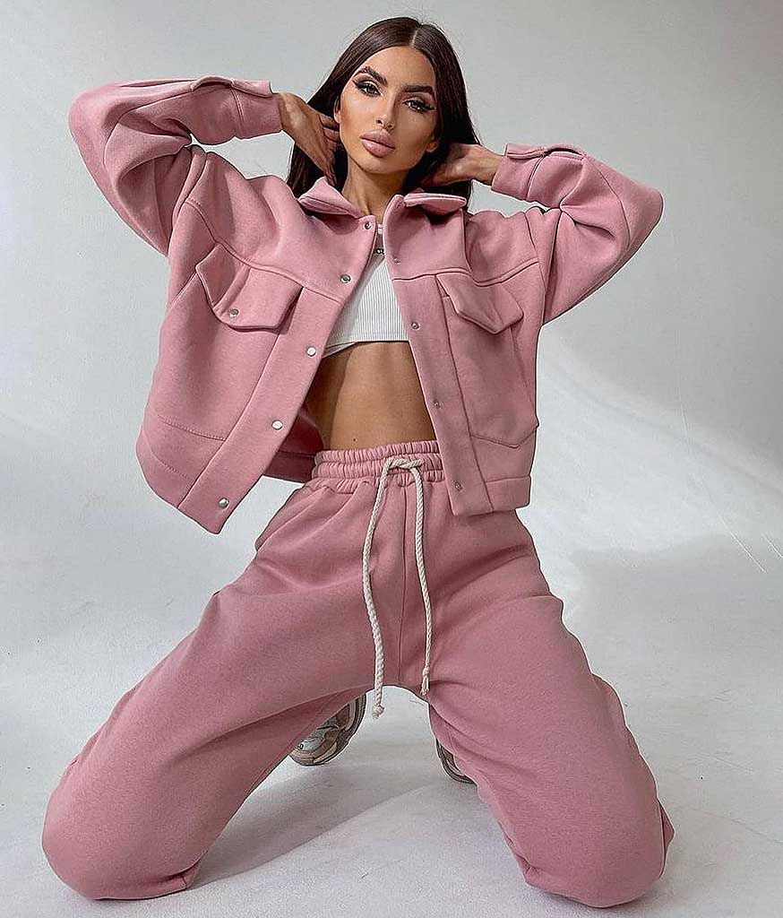 Compleu Casual Vatuit Roz este fabricat din bumbac vătuit. Jacheta stil camasa și pantalonii lungi lejeri iti vor asigura confortul termic în sezonul rece.