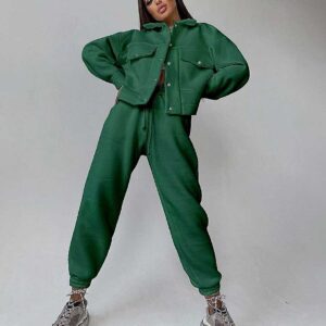 Compleu Casual Vatuit Verde este fabricat din bumbac vătuit. Acest compleu cu jacheta stil camasa și pantalonii lungi lejeri este calduros si modern.