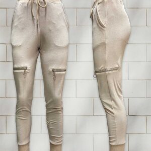 Pantaloni Dama Catifea cu Fermoare Bej sunt confectionati din catifea fina. Au croiala moderna cu buzunare si fermoare pe picior. Alege să fii cool!