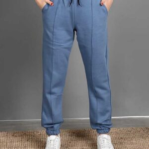 Pantaloni de trening vatuiti Albastru sunt confectionati din bumbac premium. Au croială lejeră sunt vatuiti pe interior, ideali pentru confortul tău termic!