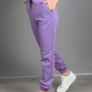 Pantaloni de trening vatuiti Lila sunt confectionati din bumbac premium. Au croiala lejera sunt vatuiti pe interior, ideali pentru confortul tău termic!