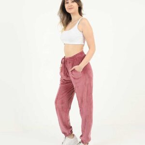 Pantaloni dama sport de catifea sunt confectionati din catifea fina, de calitate superioara. Sunt lejeri, versatili și moderni. Alege culoarea favorită!