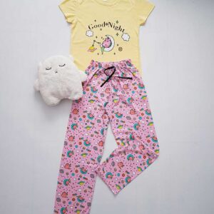 Pijama Bumbac Good Night Galben/Roz din bumbac. Nu lasa vremea de afara sa-ti incurce planurile, o seara confortabila la un film bun intr-o pijama cool!
